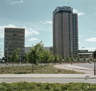 824453 Afbeelding van de beplanting op het Westplein te Utrecht, met rechts het Holiday Inn Hotel (Jaarbeursplein 24).